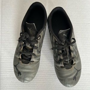 Big boys size 5 soccer cleats.